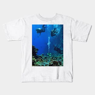 Coral reef and scuba divers Kids T-Shirt